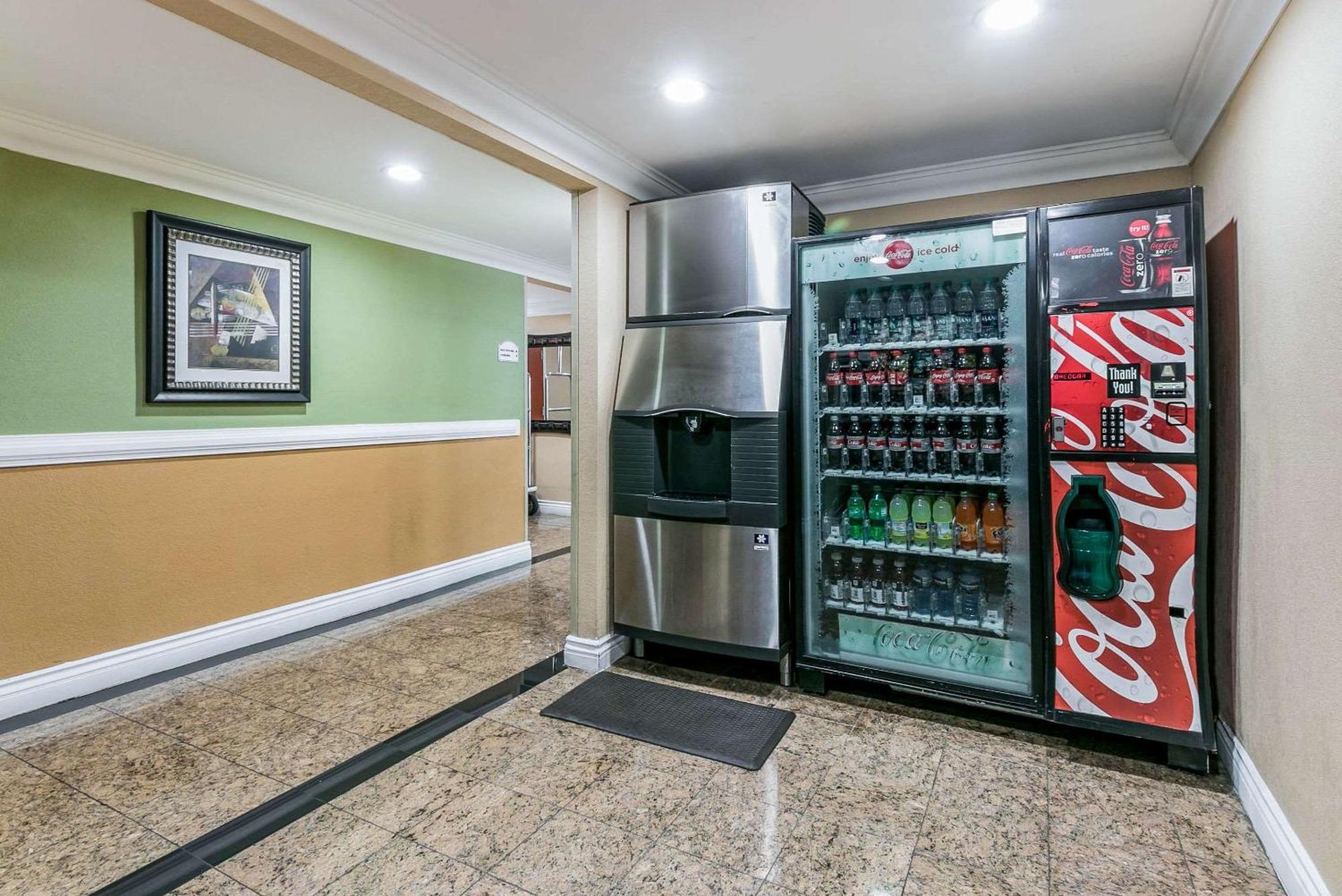 College Park Quality Inn & Suites Atlanta Airport South מראה חיצוני תמונה